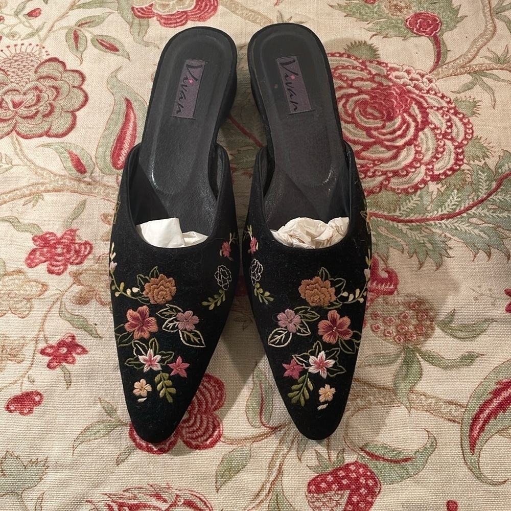 Vivan Vintage Embroidered Floral Slides Unique Heel Pointy Shoe